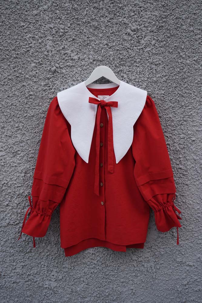 Rosa cu guler detasabil alb